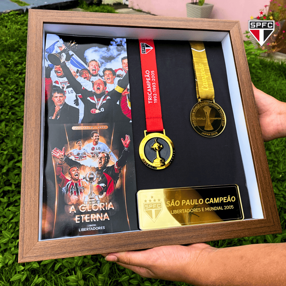 Exclusivo: Quadro de Medalhas Tricolor Paulista Soberano Multicampeão 2005 Libertadores e Mundial Moldura de Madeira 33x33cm + *BRINDE 1x Caneca* - EDIÇÃO LIMITADA