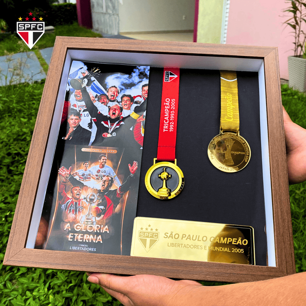 Exclusivo: Quadro de Medalhas Tricolor Paulista Soberano Multicampeão 2005 Libertadores e Mundial Moldura de Madeira 33x33cm + *BRINDE 1x Caneca* - EDIÇÃO LIMITADA