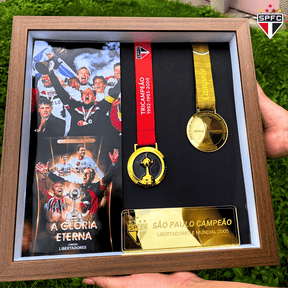 Exclusivo: Quadro de Medalhas Tricolor Paulista Soberano Multicampeão 2005 Libertadores e Mundial Moldura de Madeira 33x33cm + *BRINDE 1x Caneca* - EDIÇÃO LIMITADA