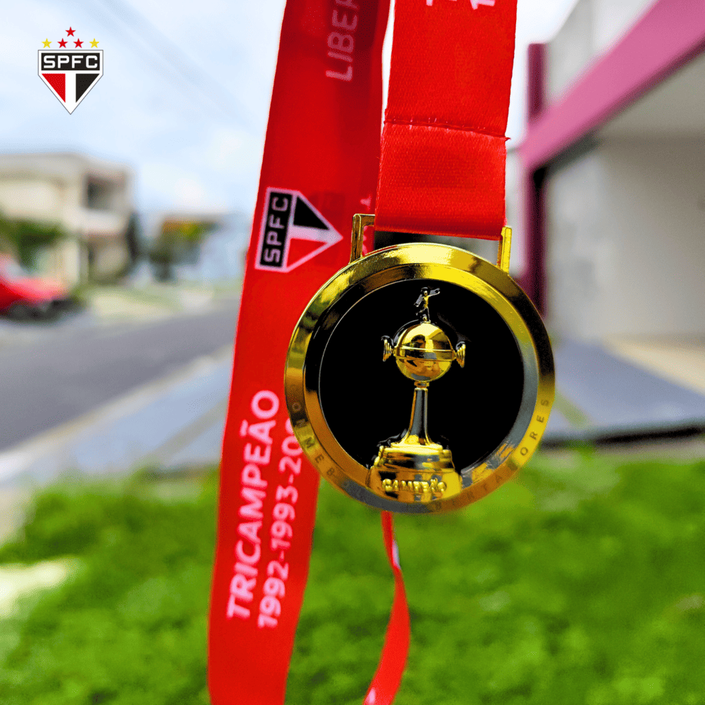 Exclusivo: Quadro de Medalhas Tricolor Paulista Soberano Multicampeão 2005 Libertadores e Mundial Moldura de Madeira 33x33cm + *BRINDE 1x Caneca* - EDIÇÃO LIMITADA