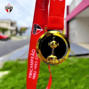 Exclusivo: Quadro de Medalhas Tricolor Paulista Soberano Multicampeão 2005 Libertadores e Mundial Moldura de Madeira 33x33cm + *BRINDE 1x Caneca* - EDIÇÃO LIMITADA