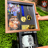 Exclusivo: Quadro de Medalhas Timão Multicampeão 2012 Libertadores e Mundial Moldura de Madeira 33x33cm + *BRINDE 1x Caneca* - EDIÇÃO LIMITADA
