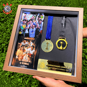 Exclusivo: Quadro de Medalhas Timão Multicampeão 2012 Libertadores e Mundial Moldura de Madeira 33x33cm + *BRINDE 1x Caneca* - EDIÇÃO LIMITADA