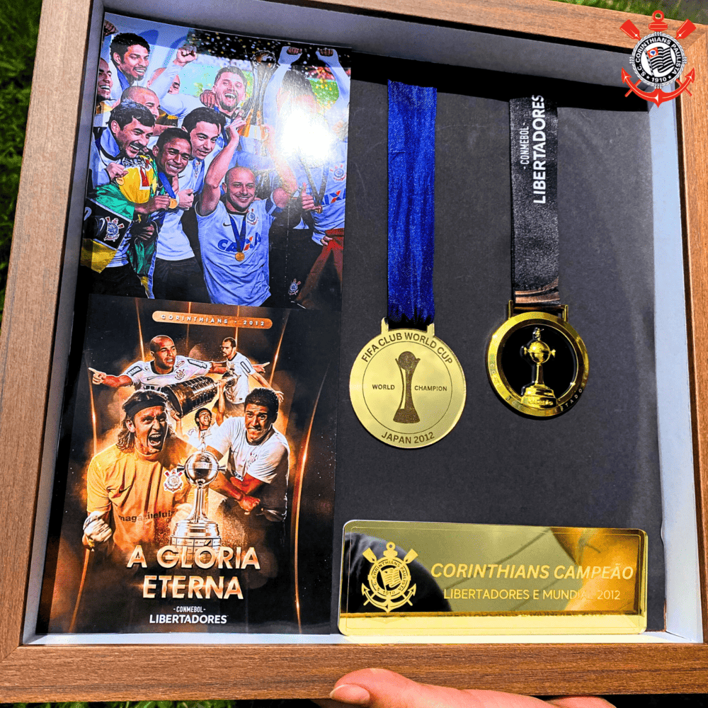 Exclusivo: Quadro de Medalhas Timão Multicampeão 2012 Libertadores e Mundial Moldura de Madeira 33x33cm + *BRINDE 1x Caneca* - EDIÇÃO LIMITADA