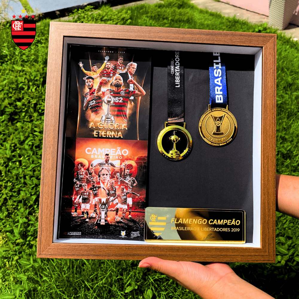 Exclusivo: Quadro de Medalhas Mengão Fla Multicampeão 2019 Libertadores e Brasileirão Moldura de Madeira 33x33cm + *BRINDE 1x Caneca* - EDIÇÃO LIMITADA