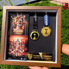 Exclusivo: Quadro de Medalhas Mengão Fla Multicampeão 2019 Libertadores e Brasileirão Moldura de Madeira 33x33cm + *BRINDE 1x Caneca* - EDIÇÃO LIMITADA