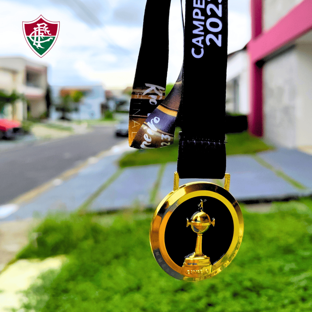 Exclusivo: Quadro de Medalhas Fluzão Multicampeão 2023 Libertadores e Carioca Moldura de Madeira 33x33cm + *BRINDE 1x Caneca* - EDIÇÃO LIMITADA