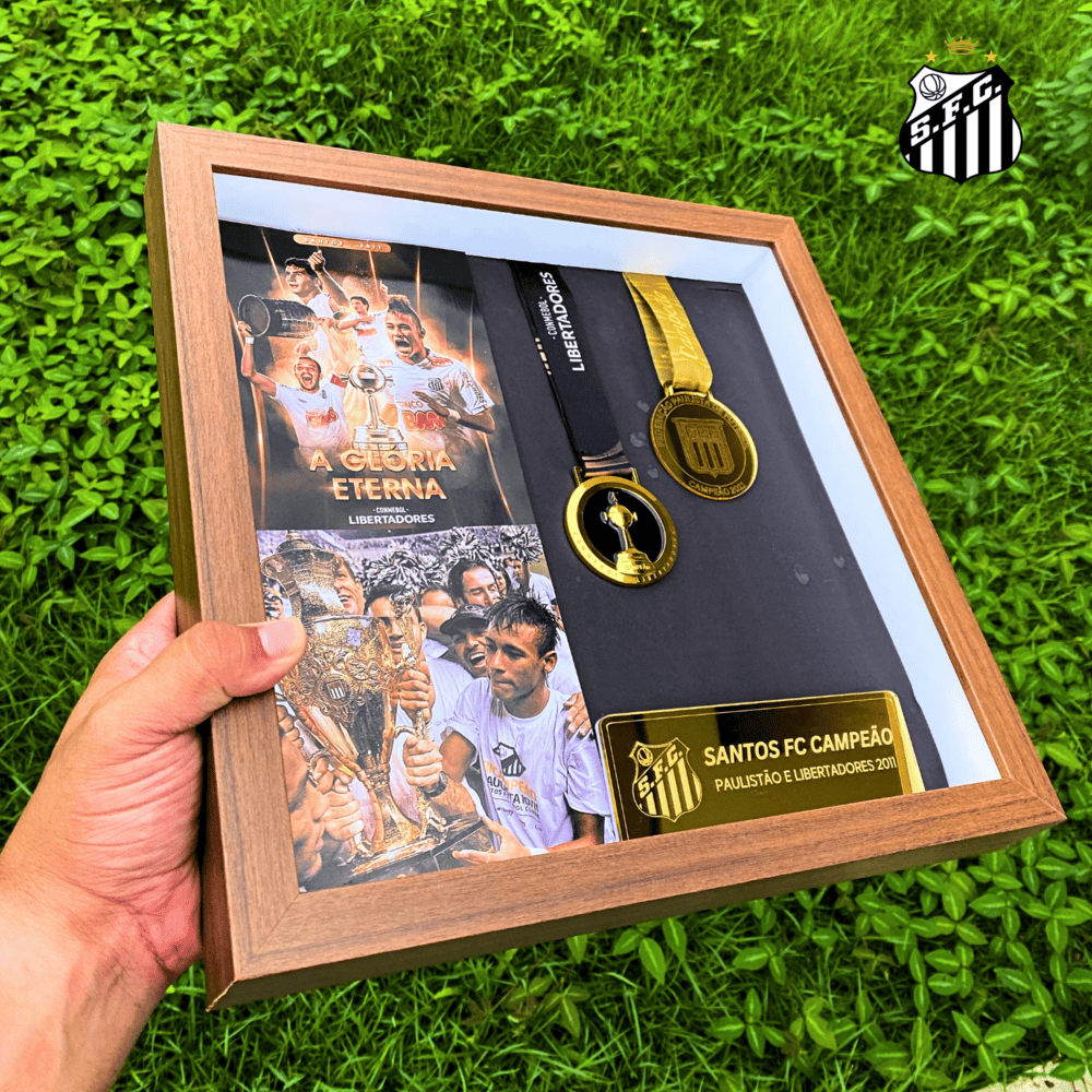 Exclusivo: Quadro de Medalhas Santos Multicampeão 2011 Libertadores e Paulistão Moldura de Madeira 33x33cm + *BRINDE 1x Caneca* - EDIÇÃO LIMITADA