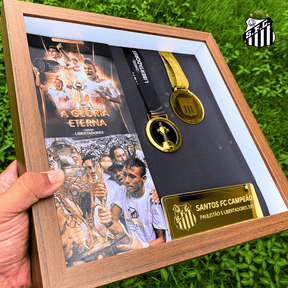 Exclusivo: Quadro de Medalhas Santos Multicampeão 2011 Libertadores e Paulistão Moldura de Madeira 33x33cm + *BRINDE 1x Caneca* - EDIÇÃO LIMITADA