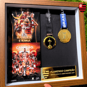 Exclusivo: Quadro de Medalhas Mengão Fla Multicampeão 2019 Libertadores e Brasileirão Moldura de Madeira 33x33cm + *BRINDE 1x Caneca* - EDIÇÃO LIMITADA